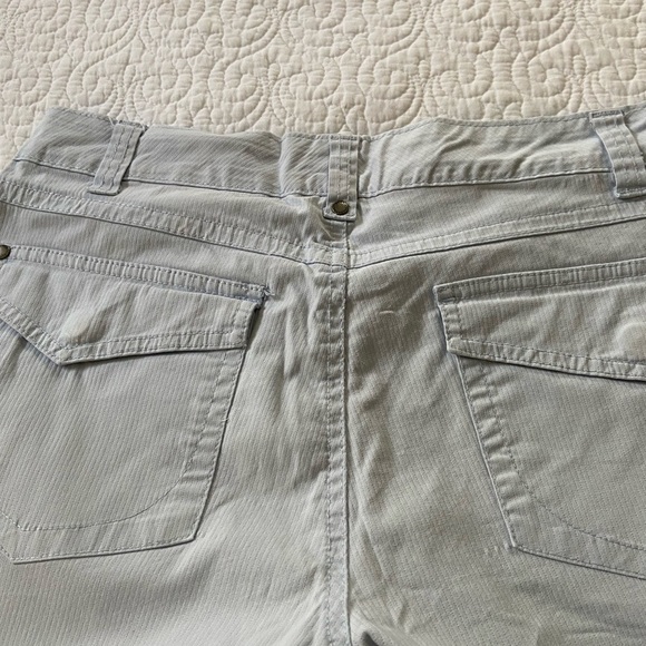 Gloria Vanderbilt Bermuda Shorts Light Blue Pin Stripe Flat Front Size 6 - Picture 8 of 13